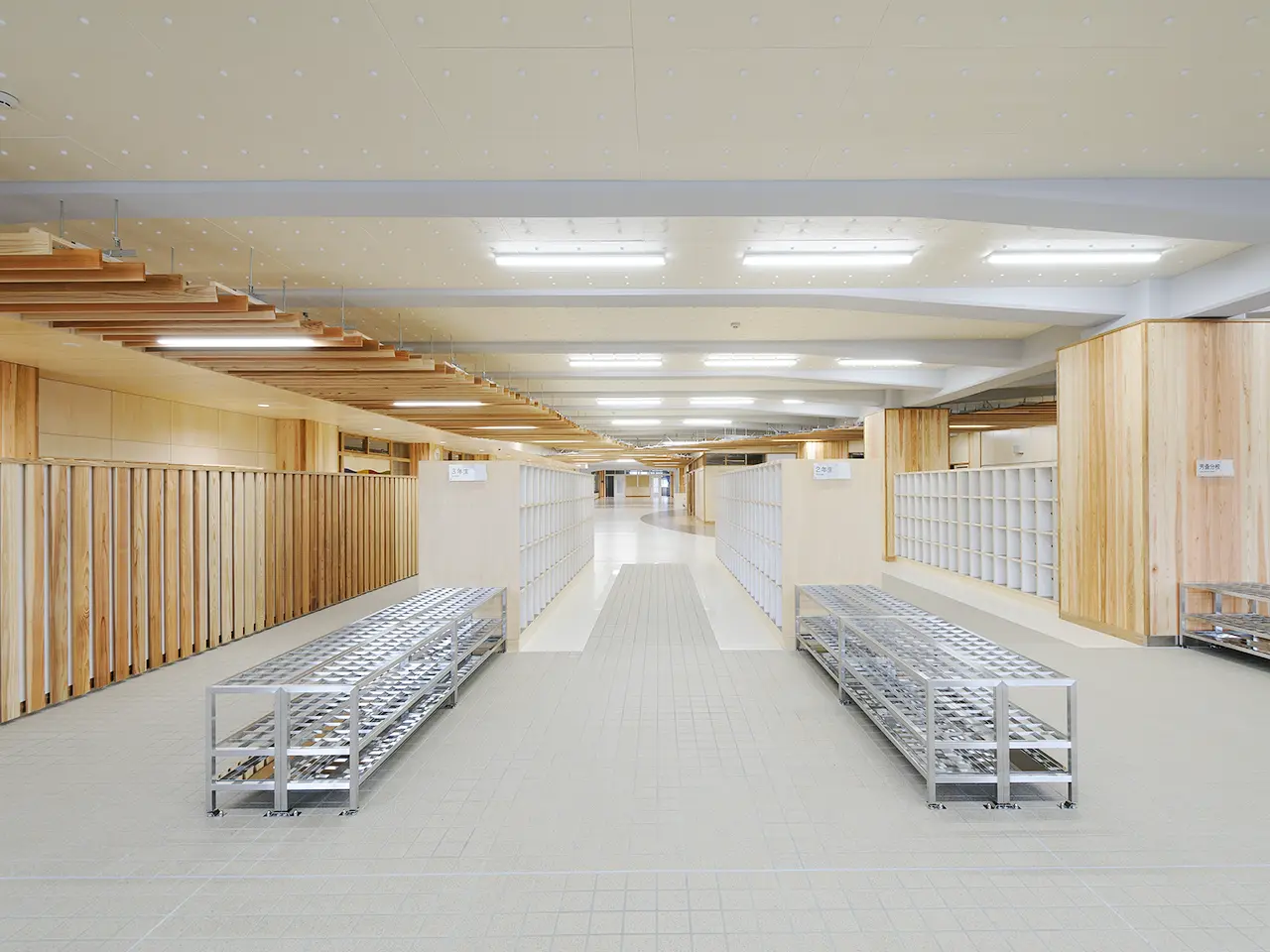 金沢市立中央地区新中学校昇降口