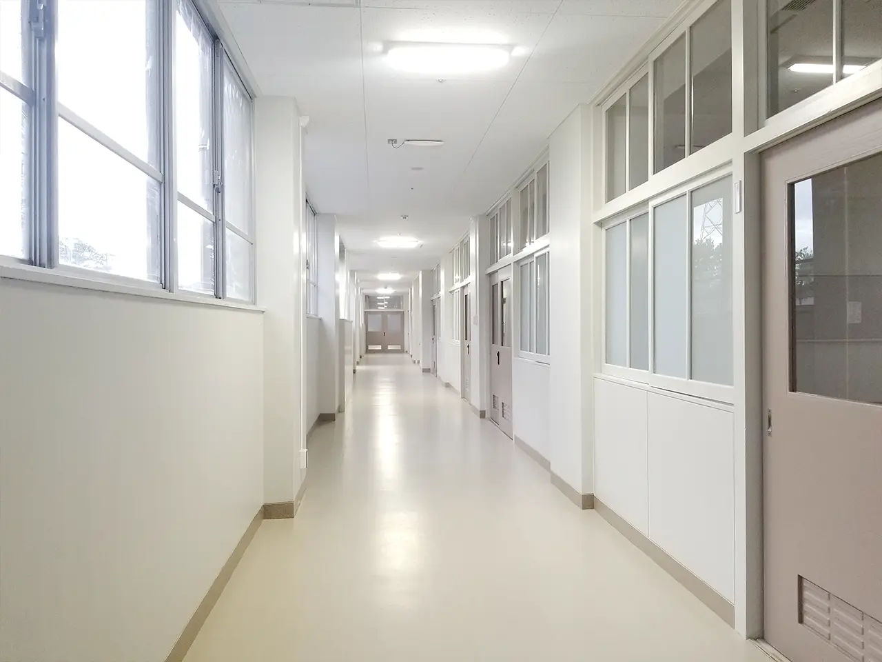 金沢向陽高等学校1階廊下