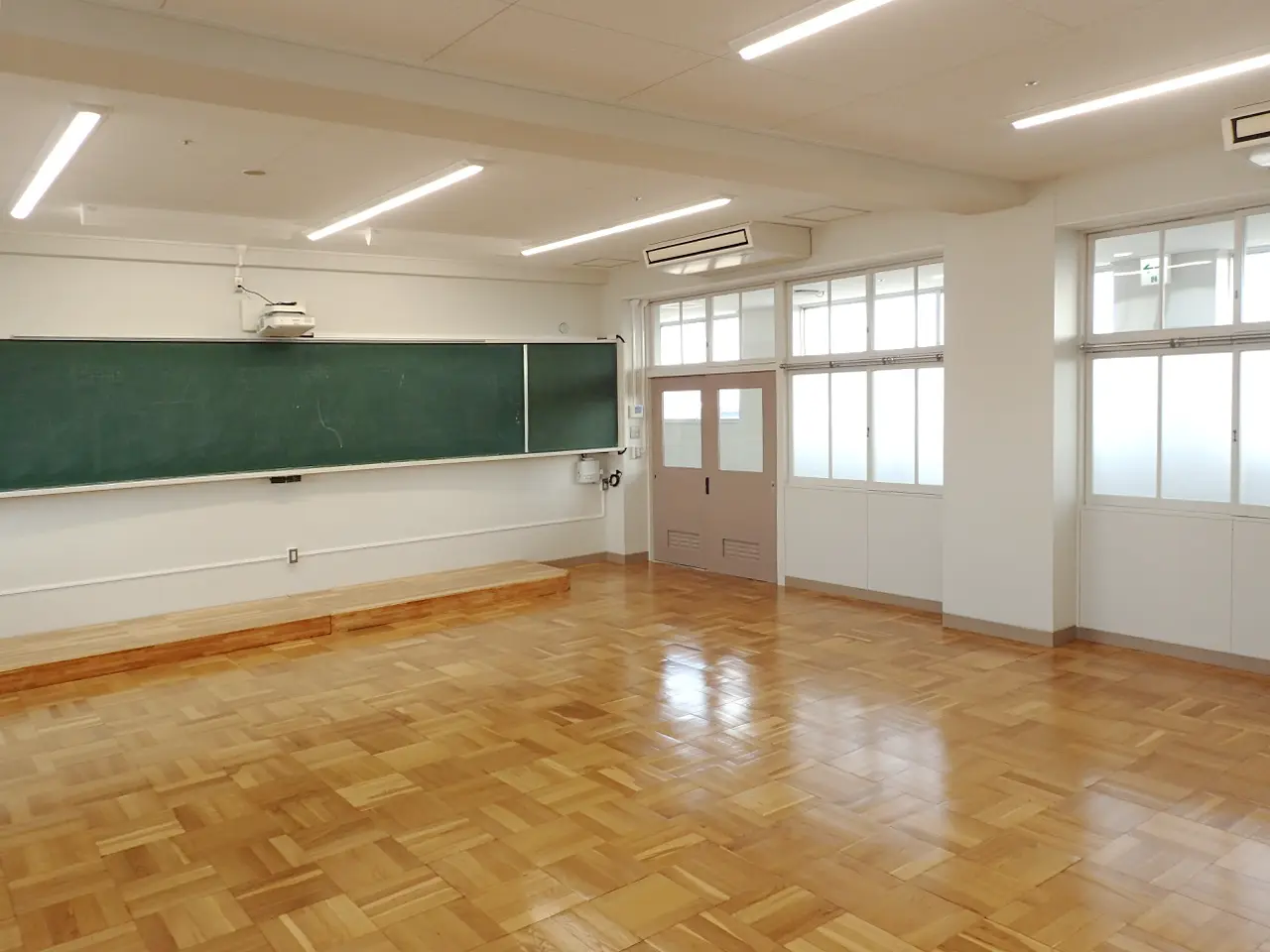 金沢向陽高等学校4階教室