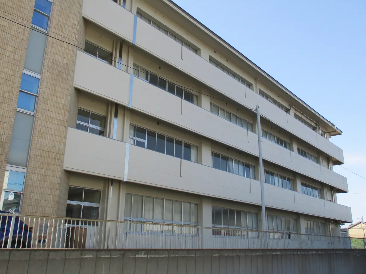 港中学校